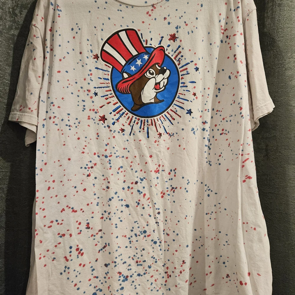 Buc-Ees Shirt With Patriotic Colors - Picture 1 of 3